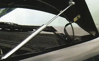 Chromové vzpěry kapoty motoru VW Golf II / Jetta II Značkový